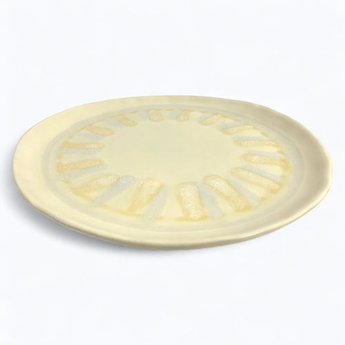 Assiette artisanale – Crème & Miel 27 cm (vendue à l’unité)